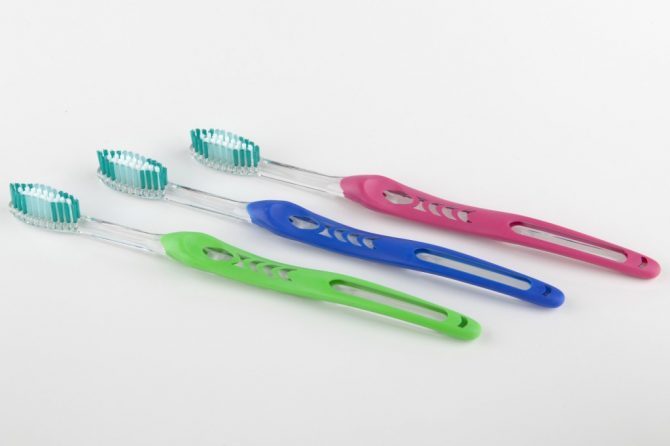Do our toothbrushes harbour bacteria?